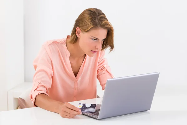 Mulher com laptop compras online — Fotografia de Stock