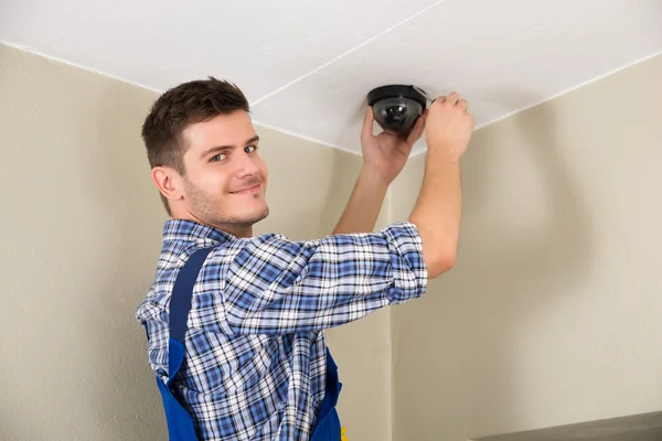 Technician Installing Surveillance Camera — Stock Photo, Image