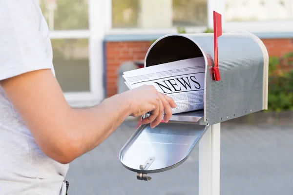 Руки открывают почтовый ящик — стоковое фото