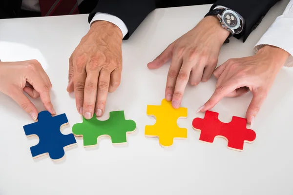 Mensen assemblage puzzelstukken — Stockfoto