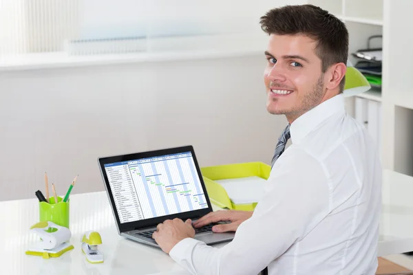 Empresário trabalhando com gráfico de Gantt no laptop — Fotografia de Stock