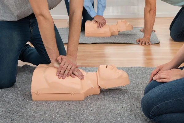 CPR göğüs sıkıştırma pratik öğrenciler — Stok fotoğraf