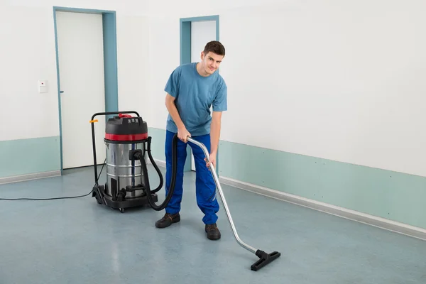 Male Worker With Vacuum Cleaner — Stock Photo, Image