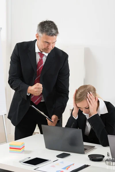 Szef obwinianie pracownika za złe wyniki — Zdjęcie stockowe