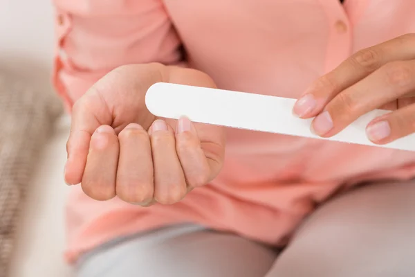 Mãos pessoa arquivando unhas — Fotografia de Stock