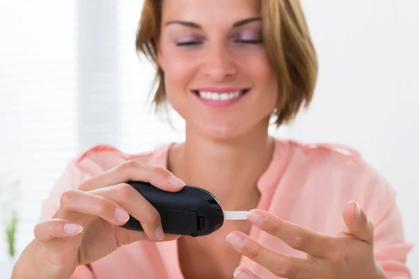 Woman Checking Glucose Level — Stock Photo, Image