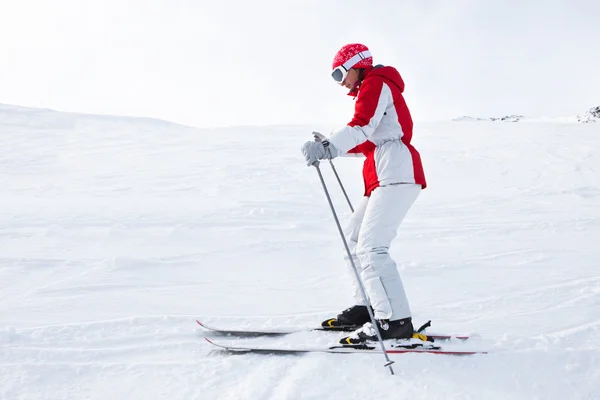 Jonge vrouw skiën — Stockfoto