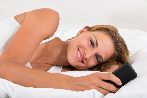 Šťastná žena s mobilním telefonem — Stock fotografie