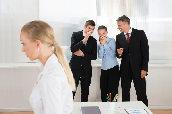 Ondernemers fluisteren over vrouw — Stockfoto