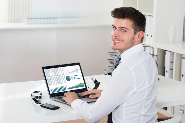 Empresário Analisando Estatísticas Financeiras no Laptop — Fotografia de Stock