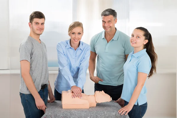 Schüler üben Herz-Lungen-Wiederbelebung — Stockfoto