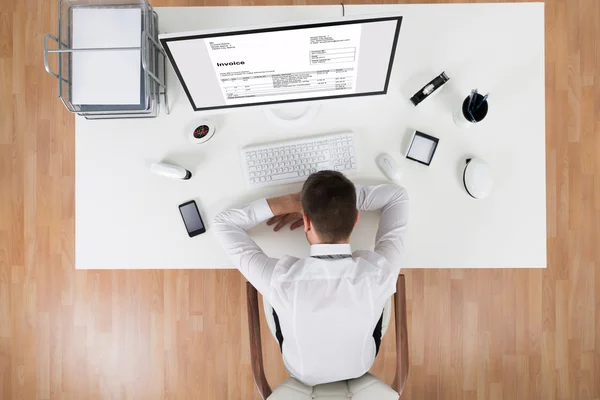 Empresario durmiendo en frente de la computadora en el escritorio — Foto de Stock