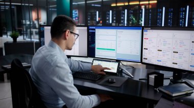 Çevrimiçi Grafikler Çizelgesi Üzerinde Çalışan Finansal Muhasebeci ve Analizci