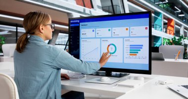 Çevrimiçi Vergi Faturalarını E-Fatura Yazılımıyla Hesaplayan Sözleşmeli Muhasebeci Kadın