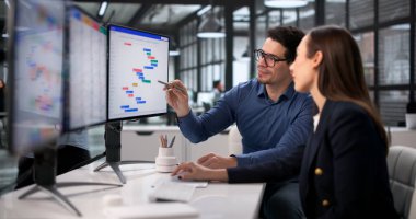 Genç Adam ve Kadın Olayları Yönetmek İçin Bilgisayar İzleyicisi Kullanıyor.