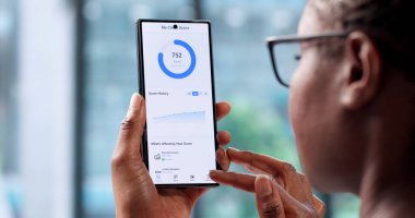 Afrikalı Amerikalı İş Kadını Akıllı Telefon 'da Başarı İçin Kredi Puanını Kontrol Ediyor