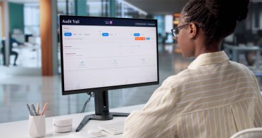 Üstü açılabilir dizüstü bilgisayarda Denetim İzi Yazılımını kullanan etkili bir iş kadını