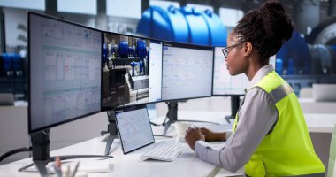 Genç Kadın Mühendis 3D CAD yazılımıyla Endüstriyel Sistemleri İyimseliyor