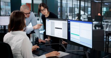 Finansal Analistler Bütçeleri izlemek ve izlemek için bilgisayar yazılımı kullanıyor.