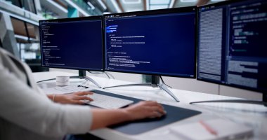 Masaüstü Bilgisayarında Genç Kadın Kodlayıcı Geliştirme Yazılımı Portresi