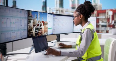 Genç Siyah Kadın CAD yazılımını endüstriyel sistem tasarlamak için kullanıyor.