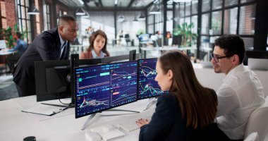 Çok ırklı Profesyonel Tüccarlar Ekibi Çoklu Ekranda Borsayı İzliyor