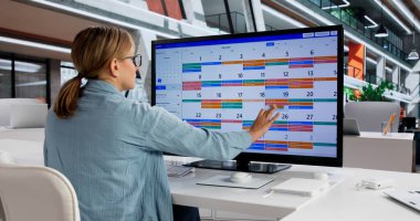 Kurumsal Olaylar İçin Sanal Toplantılar Düzenleyen Profesyonel Kadın Takvimi.