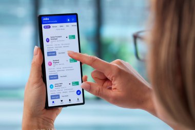 Çevrimiçi İş Başvurusu Yapan Kadın Akıllı Telefon İş Arama Uygulaması.