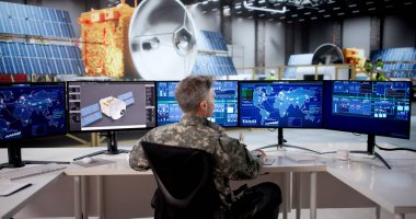 Sonraki Gen Uydu Tasarımı: Erkek Havacılık Mühendisi Güneş Paneli Prototipleri Yapıyor