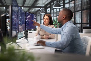 Afrikalı Amerikalı Adam çevik bir yazılım mühendisidir..