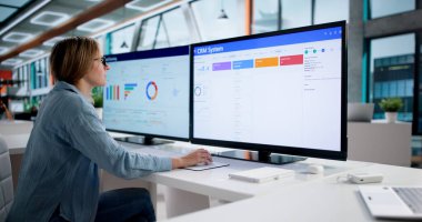 Şirket genelinde müşteri sadakatini arttırmak için bir CRM sistemi uygulanıyor..