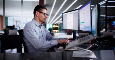 Genç Hispanik Muhasebeci E-danışmanı kullanarak Laptop 'ta Vergi Faturaları Hesaplıyor.