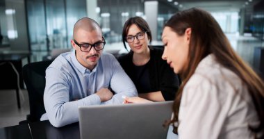 Mali Planlamacı Ofisteki Genç Çifte Vergi Danışmanlığı