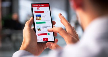 Teknoloji Tasarruf İşadamı Smartphone 'undaki Online Kuponlar Arasında Kaydediyor