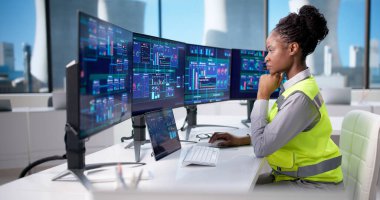 Genç Siyah Kadın Nükleer Santralde SCADA Sistemini yönetiyor.