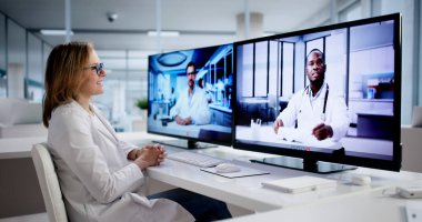 Kadın Doktor, Tıbbi İşlemler ve Tedaviler Sanal Konferansına Öncülük Ediyor