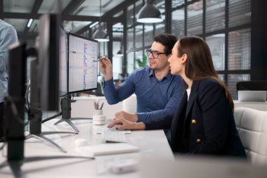 Tıbbi Fatura Analistleri Finansal Kayıtları Şifrelemek İçin Bilgisayarları Kullanıyor