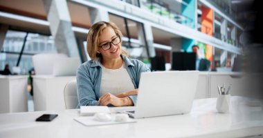 Sanal Dil Dersi: Beyaz Kadın Bilgisayarda İş Konferansını Yönetti