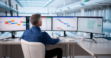 İş Adamı Olayları ve Raporları Etkili Yönetmek İçin Programlama Yazılımını Kullanıyor.