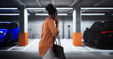 Otoparktan Araba Çalınırken Şok Olan Kadın Polisi Arıyor.