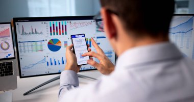 Ofisteki Bilgisayarda Mali Verileri Analiz Eden Genç İspanyol Adam.