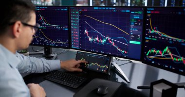 İspanyol Borsacısı Çevrimiçi Ticaret İçin Çoklu Monitör Kullanıyor.