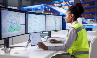 Depo Teslimat Merkezi 'nde Lojistik Yönetimi Etkili Afrikalı Amerikalı Kadın