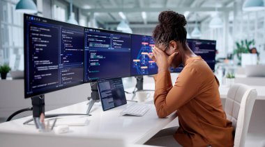 Hüsrana uğramış Afrikalı Amerikan Yazılım Mühendisi Ofis Ortamında Şaşkına Döndü