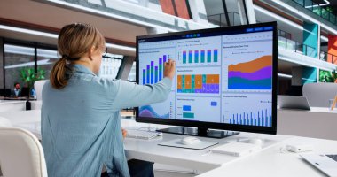 Genç Kafkas İş Kadını Temel Performans Göstergelerini Analiz Etmek İçin Bilgisayarı Kullanıyor.