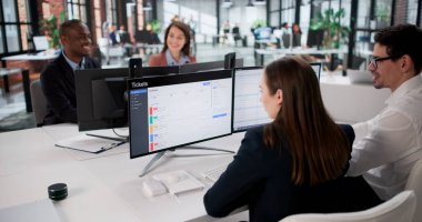 Verimli Genç Adam çeşitli takımlar için bilgisayar yazılım sistemi kuruyor.