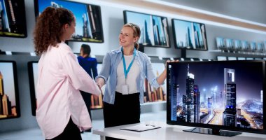 Uzman Latin Satıcı Genç bayanın Akıllı TV Modelini Seçmesine Yardım Etti