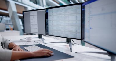 Tıp bürosunda maaş işlemleri için ofis faturası kullanan bir kadın. Genç Kadın Muhasebeci Bakıyor