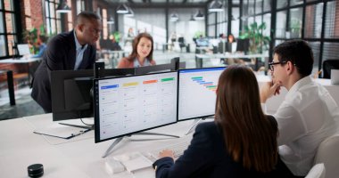 Çeşitli Takımlar Ofiste Çevik Yazılım ile Projeleri Yönetir.