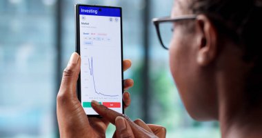 Siyah Kadın Borsacı Mobil Ticaret Uygulamasıyla Çevrimiçi Oluşturuyor